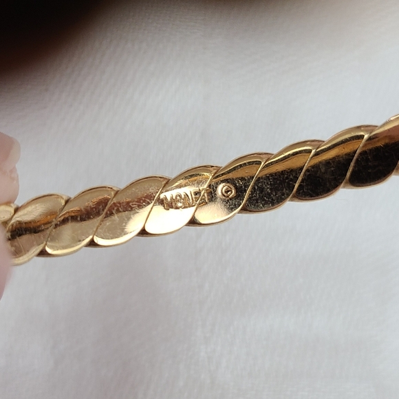 Vintage MONET Gold Tone Bangle Bracelet - Picture 6 of 8